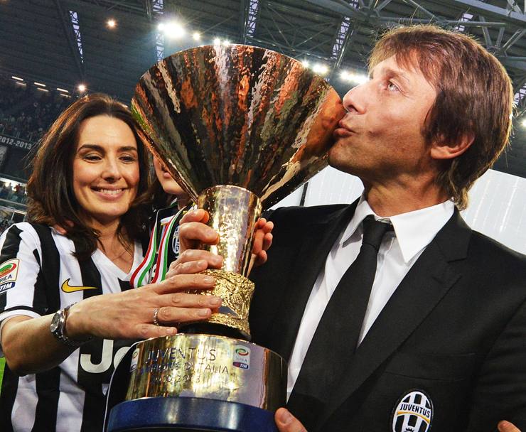 Scudetto 2012-2013: Antonio Conte bacia il trofeo. E&#39; il suo secondo scudetto di fila (Ansa)